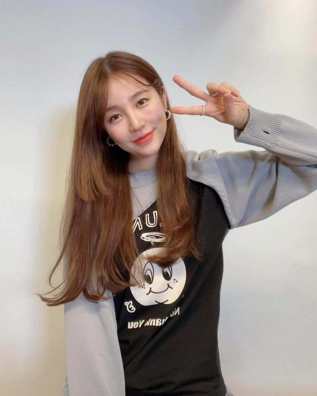  Yoon Eun Hye thường xuyên gội đầu bằng hỗn hợp nước và dầu dưỡng tóc để duy trì độ bóng tự nhiên. Nữ diễn viên cho biết cô kết hợp nước với 2-3 giọt tinh dầu để dưỡng tóc. Đây là giải pháp nhanh chóng được Yoon Eun Hye yêu thích cho những ngày bận rộn. Ảnh: y1003_grace.