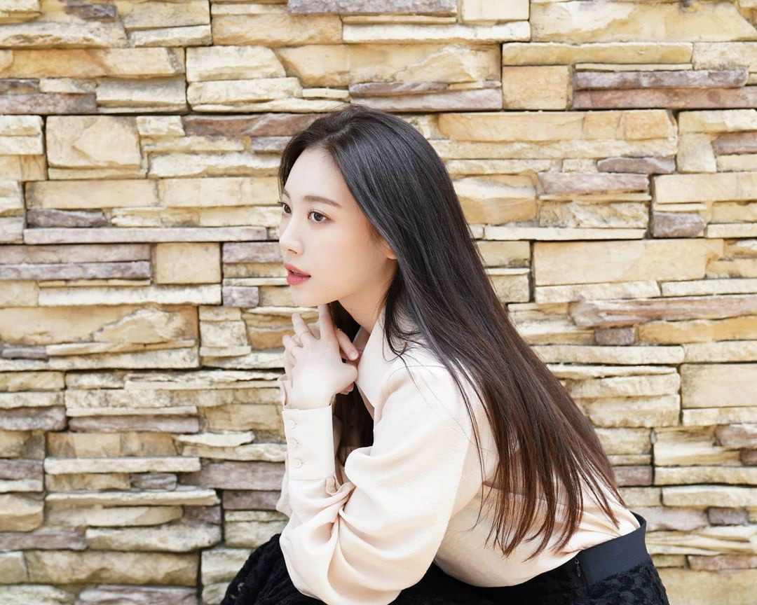  Yura quan tâm đến thành phần của dầu gội hoặc xả để đảm bảo cho mái tóc bóng mượt. Cô thường chọn các sản phẩm có công thức dành cho tóc hư tổn. Nữ ca sĩ cho biết tìm hiểu và sử dụng đúng sản phẩm dành cho tóc giúp hạn chế tình trạng khô xơ. Ảnh: yura_936.