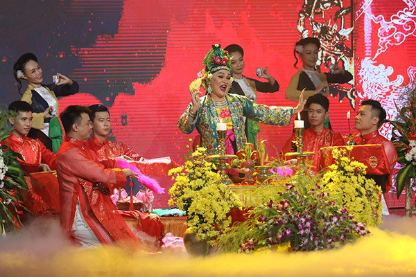 Xuan Hinh khoc khi ke ky uc me vat va nuoi minh an hoc