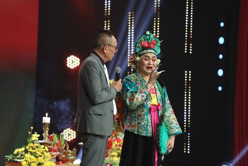 Xuan Hinh khoc khi ke ky uc me vat va nuoi minh an hoc-Hinh-2