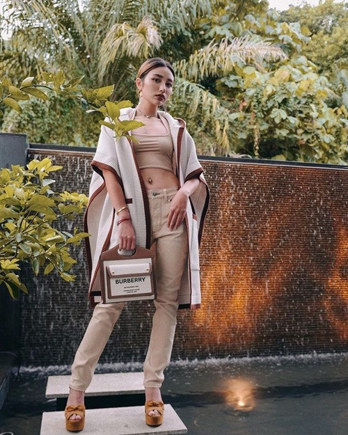 br/> Nhìn chung, Calista Cuaca thực sự là một đứa trẻ sinh ra đã ngậm thìa vàng, lớn lên trong một môi trường thuận lợi mà người ta vẫn hay nói là "ở vạch đích".