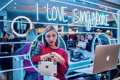 br/> Cô trở thành một Youtuber, chia sẻ về xu hướng thời trang, cách phối quần áo và cách trang điểm với cư dân mạng, kiếm tiền bằng chính sức lực của mình.