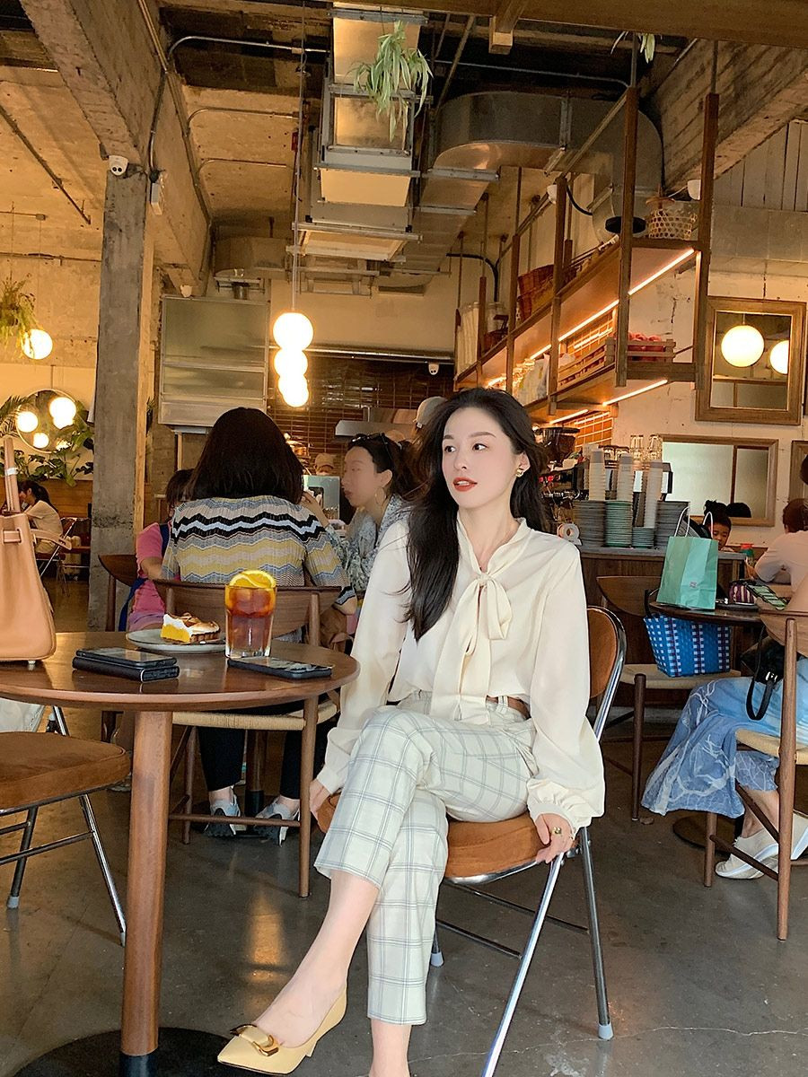 Set áo blouse mix cùng quần ống suông họa tiết kẻ. Áo blouse điệu đà kết hợp cùng quần kẻ caro vừa cá tính vừa có cảm giác retro giúp bạn thêm phần nữ tính.