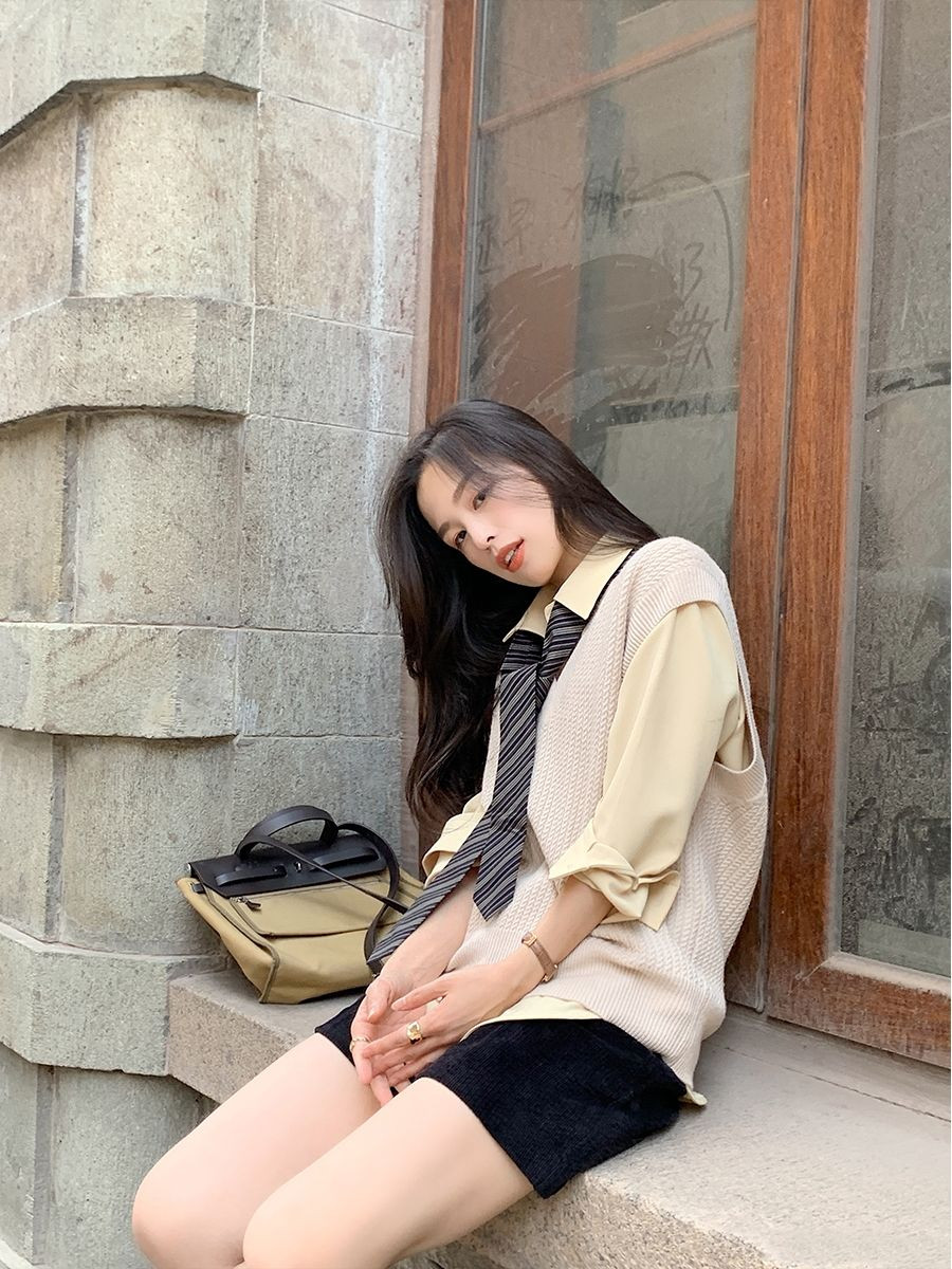 Những cô nàng trẻ trung có thể tham khảo set áo sơ mi + áo gile len + quần short/ chân váy ngắn.