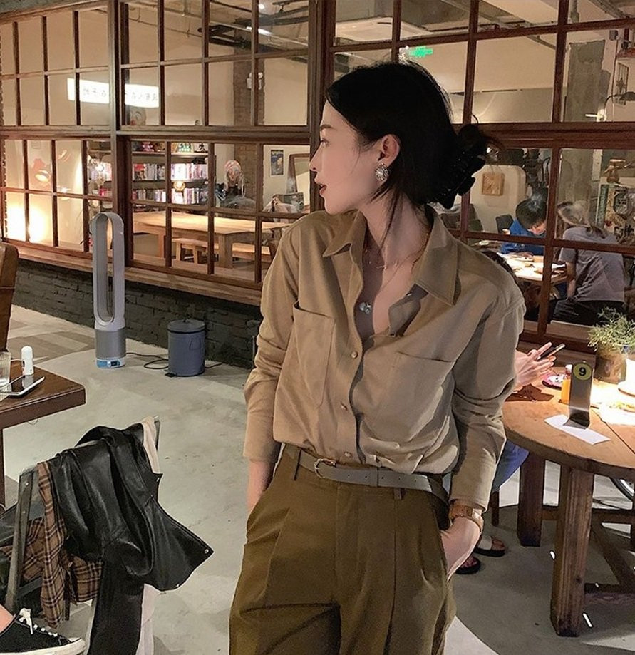 Mùa Thu nhiều nàng gái Hàn lại thích diện nguyên cây đồ đồng màu mang tông trầm như nâu, be, xám.