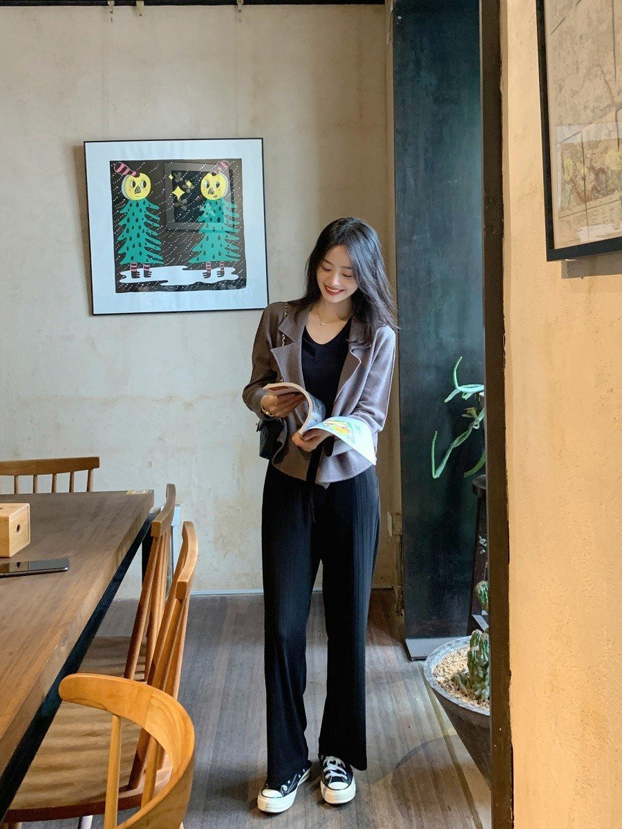 Đừng quên nhấn nhá outfit với một vài món phụ kiện như khuyên tai, vòng cổ cho thêm phần thời thượng, thú vị nhé.