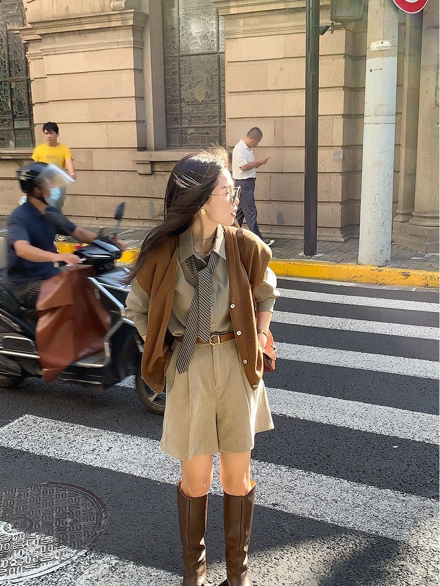  Set áo sơ mi + quần short ống rộng + áo cardigan dệt kim. Nhấn nhá thêm với 1 chiếc cà vạt và đôi boots da là bạn đã có outfit sang chảnh như fashionista chính hiệu.