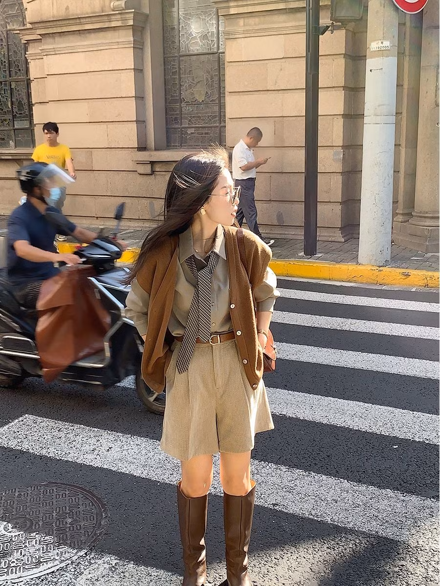  Set áo sơ mi + quần short ống rộng + áo cardigan dệt kim. Nhấn nhá thêm với 1 chiếc cà vạt và đôi boots da là bạn đã có outfit sang chảnh như fashionista chính hiệu.