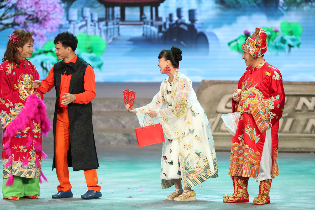 Bốn Táo đại diện năm nay là Táo Y tế (Vân Dung), Táo Giáo dục (Chí Trung), Táo Kinh tế (Quang Thắng) và Táo Xã hội (Tự Long). Táo Y tế chia sẻ năm nay cô "mát mặt" nhất vì đạt được nhiều thành tích trong công tác phòng chống dịch.