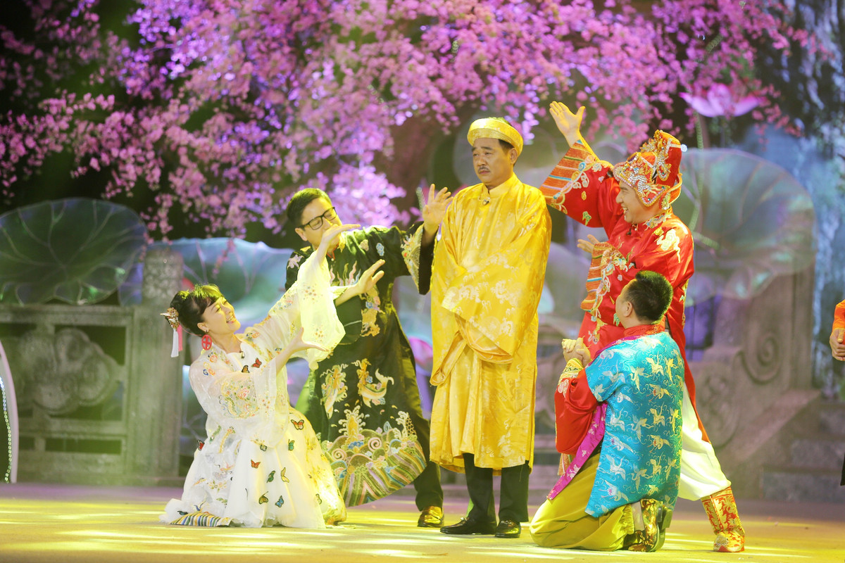 Năm nay, các Táo không lên chầu báo cáo như những mùa trước. Thay vào đó, Ngọc Hoàng đến tận phòng cách ly để hỏi thăm tình hình.