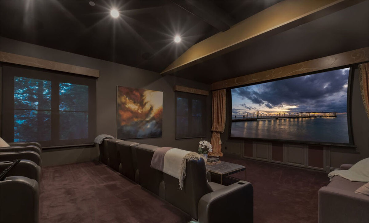Rạp chiếu phim trong nhà là một trong những tiện ích nổi bật nhất của căn biệt thự.