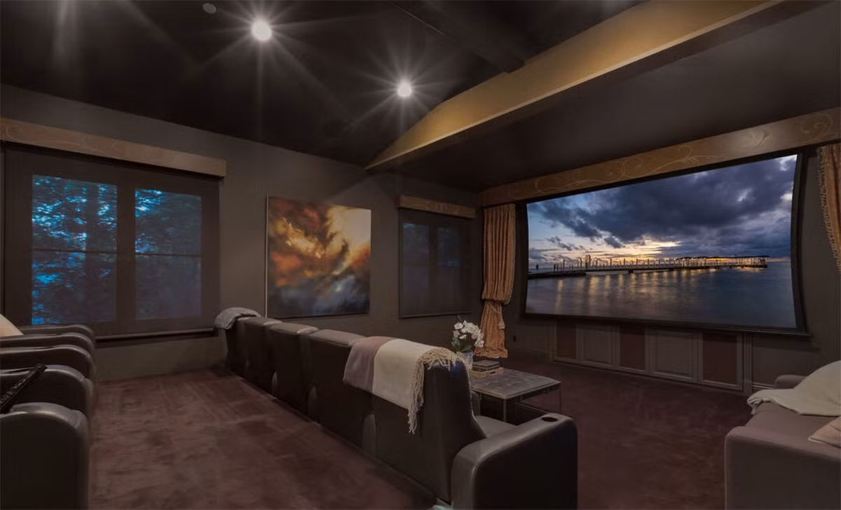Rạp chiếu phim trong nhà là một trong những tiện ích nổi bật nhất của căn biệt thự.