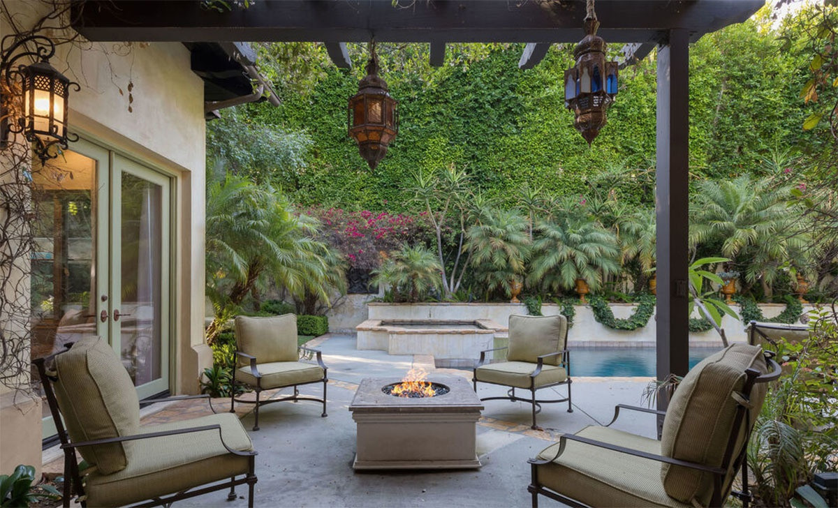 Không gian thư giãn ngoài trời bao gồm hồ bơi, bồn ngâm nước nóng, khu vực BBQ, và khu vườn tươi tốt.