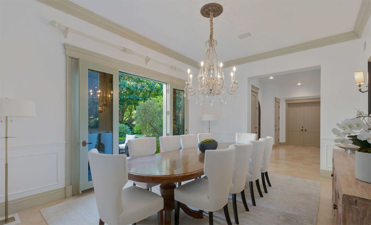 Phòng ăn trang trọng, cởi mở. Những cánh cửa kiểu Pháp mở ra không gian sân vườn.