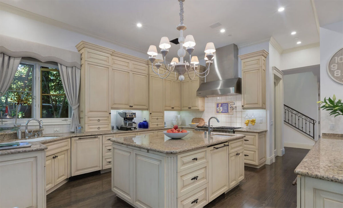 Nhà bếp rộng lớn, được trang hoàng với những nội thất được làm từ gỗ và đá granit cùng với các thiết bị nấu nướng cao cấp.