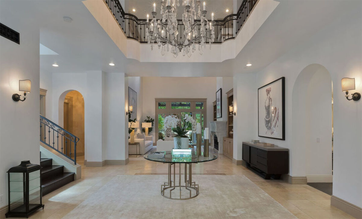 Tiền sảnh thoáng đãng, lấp lánh, gây ấn tượng mạnh với chiếc đèn chùm pha lê cầu kỳ, tinh xảo.