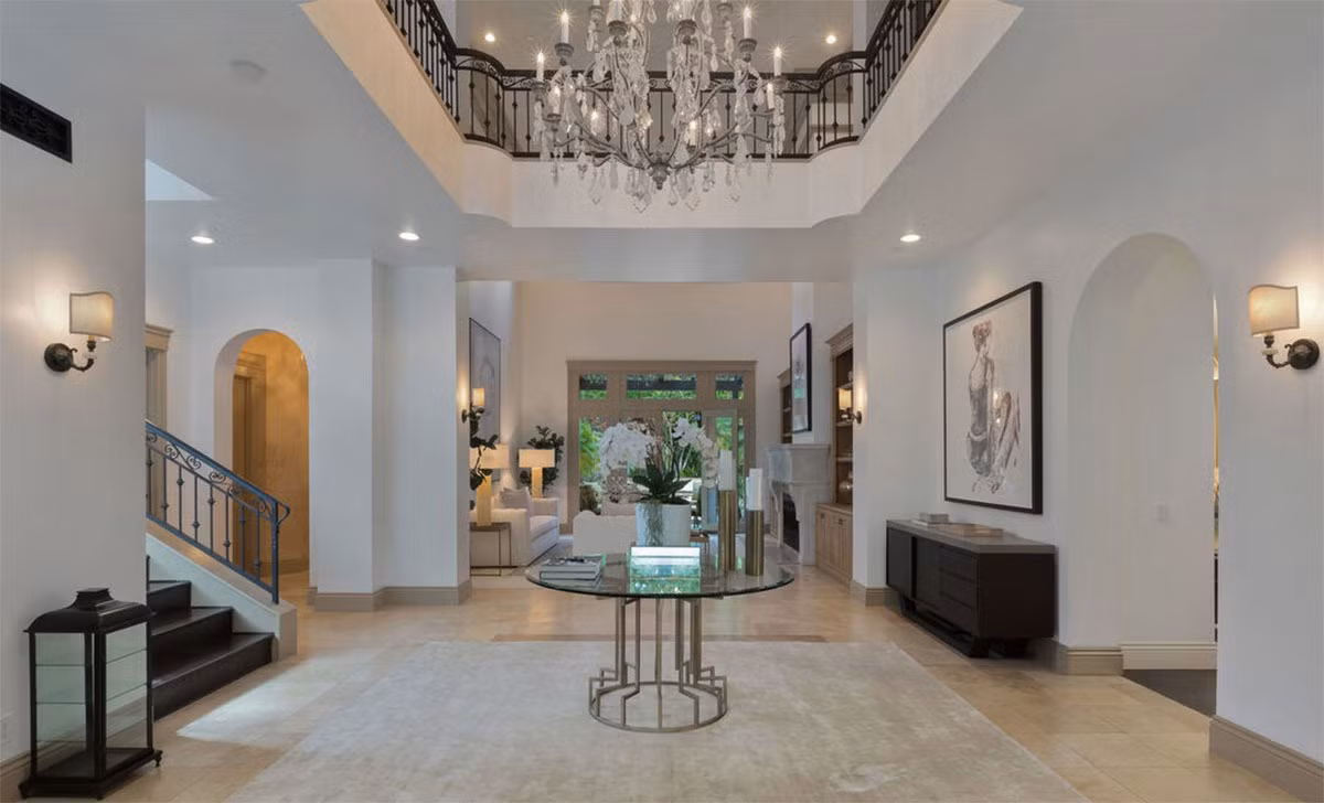 Tiền sảnh thoáng đãng, lấp lánh, gây ấn tượng mạnh với chiếc đèn chùm pha lê cầu kỳ, tinh xảo.
