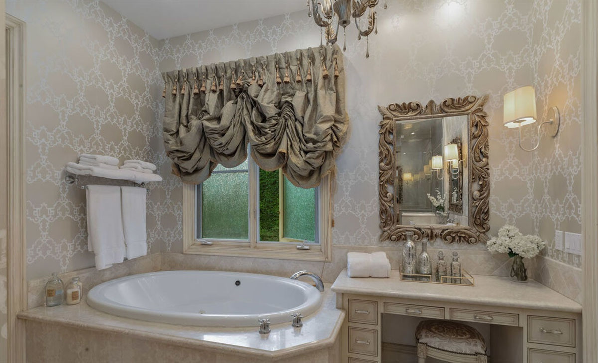 Phòng tắm chính rộng rãi, cầu kỳ, được trang bị đầy đủ tiện nghi cao cấp.