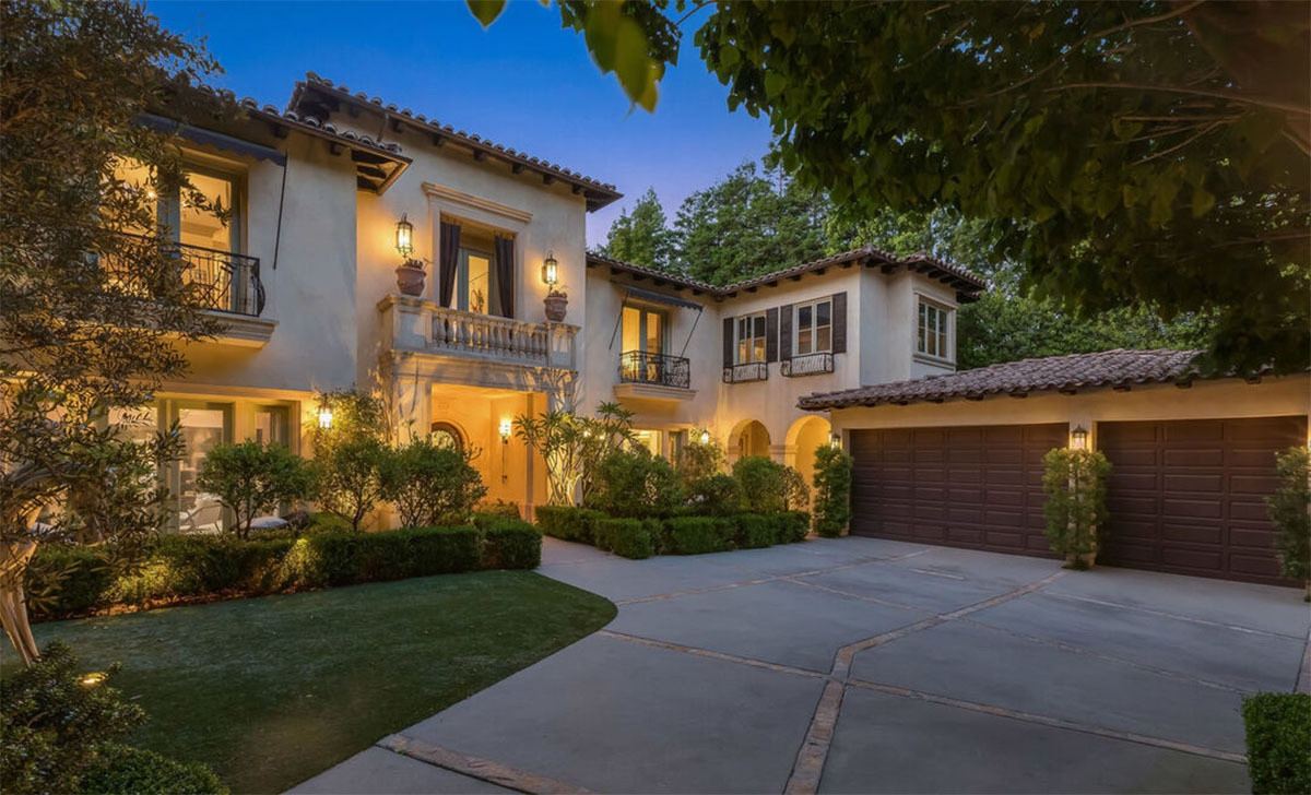 Ngôi nhà được hoàn thiện vào năm 2001, mang phong cách kiến trúc vùng Địa Trung Hải, có diện tích gần 700 m2 với 6 phòng ngủ và 7 phòng tắm.