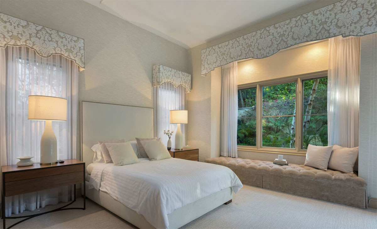 Phòng ngủ chính trang nhã, tràn ngập ánh sáng tự nhiên, mang những tông màu sáng chủ đạo. Những tấm rèm mềm mại đem đến cảm giác dịu nhẹ và khiến căn phòng thanh lịch hơn.