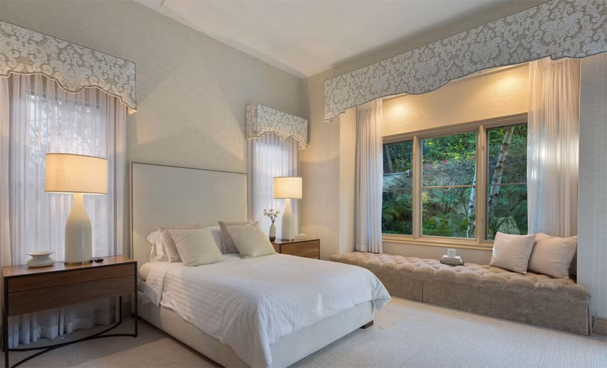Phòng ngủ chính trang nhã, tràn ngập ánh sáng tự nhiên, mang những tông màu sáng chủ đạo. Những tấm rèm mềm mại đem đến cảm giác dịu nhẹ và khiến căn phòng thanh lịch hơn.