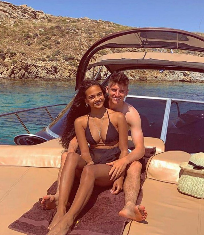  Chloe Wealleans-Watts là thành viên của ban nhạc nữ 303. Cô hẹn hò với Mason Mount của Chelsea trong 4 năm qua. Vì muốn thử sức trong nhiều lĩnh vực khác nhau, cô quyết định ký hợp đồng với công ty người mẫu Storm. Theo người đại điện công ty này, Chloe để lại ấn tượng ban đầu với mái tóc đen và mắt nâu. Ảnh: Chloe Wealleans-Watts.