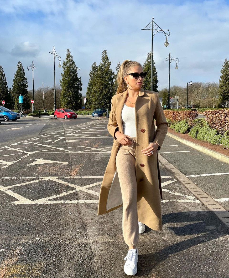 br/> Phong cách của Zulay Pogba không cố định. Cô liên tục thay đổi từ hình tượng cá tính, quý cô sang trọng đến nhẹ nhàng, nữ tính. Những chiếc túi hiệu luôn là món phụ kiện giúp cô tạo điểm nhấn cho vẻ ngoài. Ảnh: Zulay Pogba.