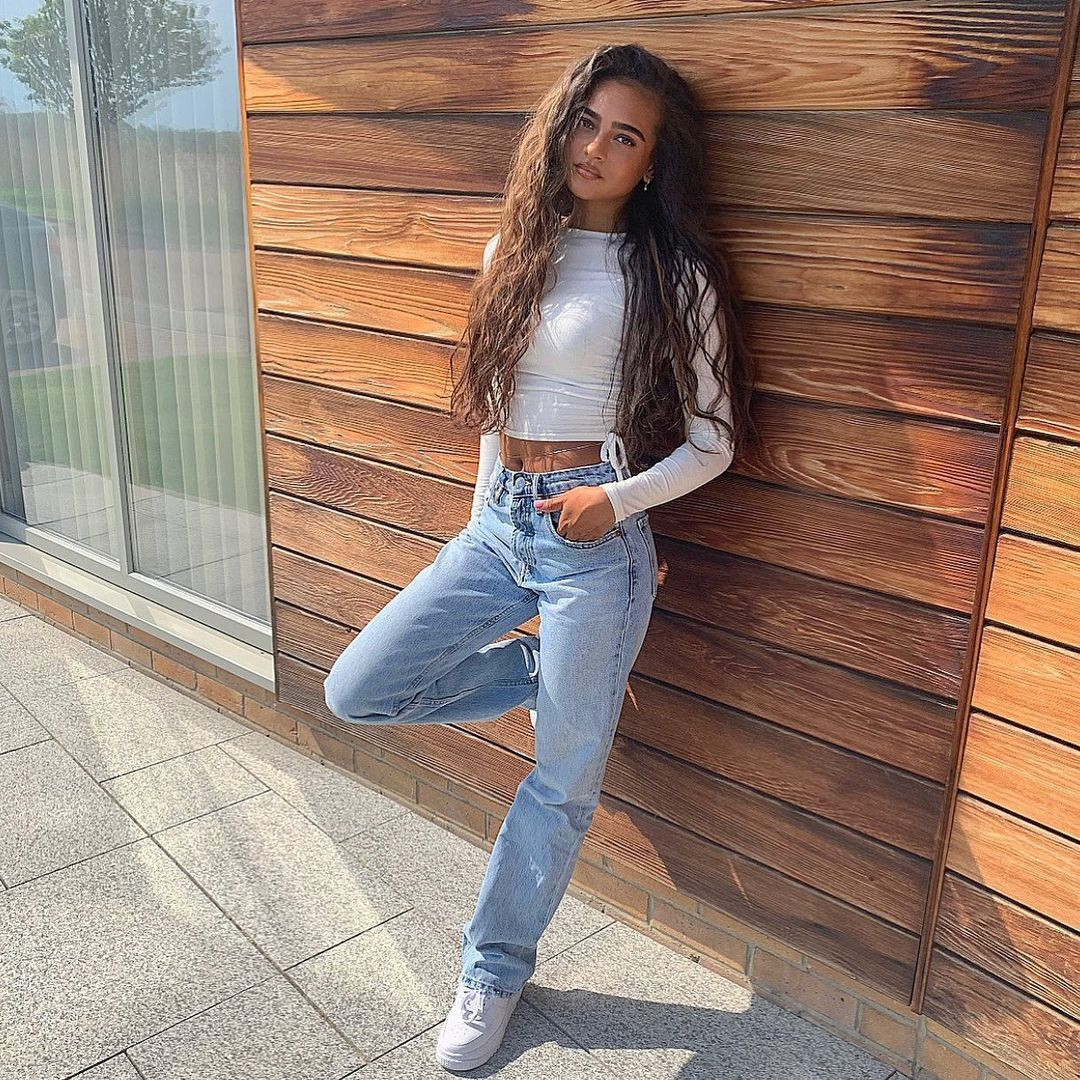  Khi không có buổi chụp ảnh, nữ người mẫu đến từ Anh chuộng mặc trang phục thể hiện nét cá tính, trẻ trung đúng lứa tuổi 21. Ngoài những bộ đồ trung tính, Chloe cũng khiến mình nổi bật hơn với các tông tươi sáng hơn như hồng, xanh hay vàng. Ảnh: Chloe Wealleans-Watts.