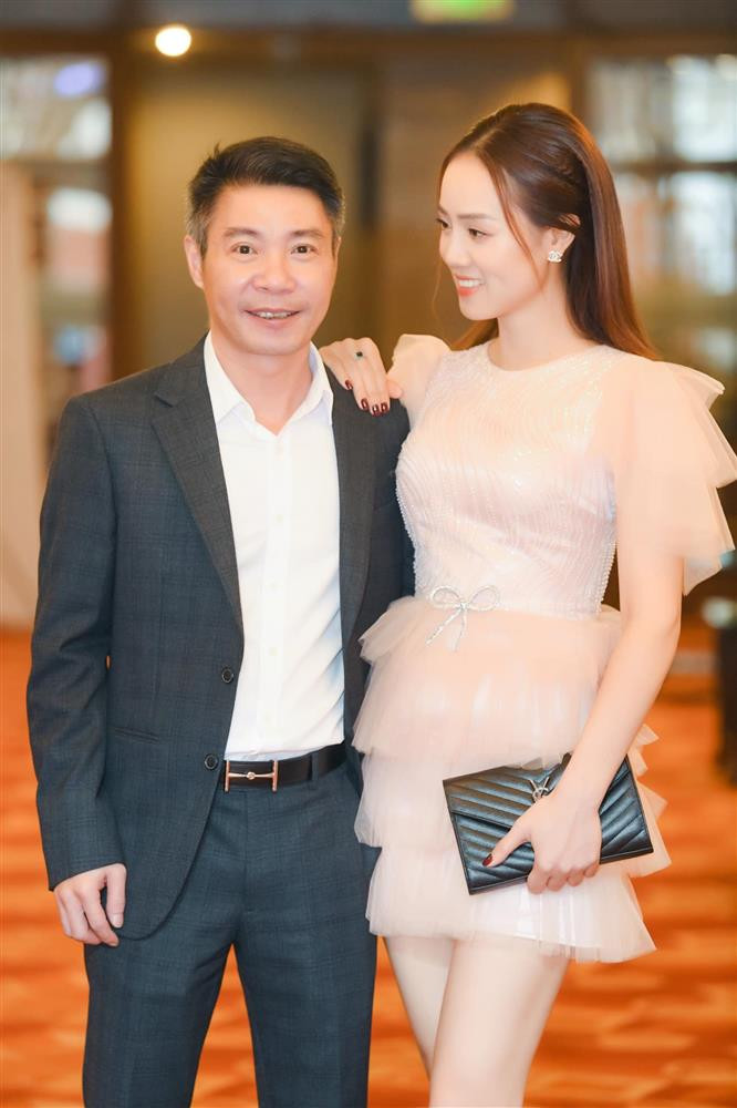 Cong Ly than tai khoan het tien, vo moi cuoi lap tuc dap ung-Hinh-2