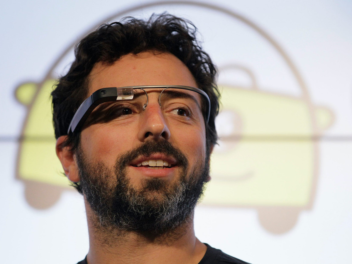 Không tự mình tham gia những chuyến đi mạo hiểm, nhưng đồng sáng lập Google Sergey Brin lại có sở thích tìm hiểu các vật thể bay, tàu vũ trụ và bí ẩn không gian. 4 năm qua, ông tham gia phát triển khinh khí cầu mang tên LTA, thuộc Trung tâm Nghiên cứu Ames của NASA. Mục tiêu của dự án là cung cấp phương tiện vận chuyển phục vụ viện trợ nhân đạo, đồng thời mở rộng du lịch hàng không xuyên lục địa. Trước đó, vào năm 2008, vị tỷ phú này từng đầu tư 5 triệu USD vào công ty du lịch vũ trụ Space Adventures. Ảnh: AP.