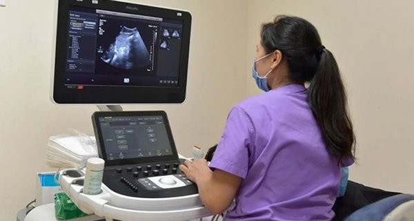 Nu gioi co tu cung lanh thuong so huu 2 den 1 mui tren co the