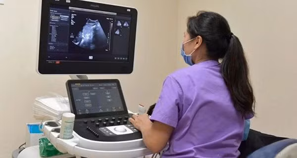 Nu gioi co tu cung lanh thuong so huu 2 den 1 mui tren co the