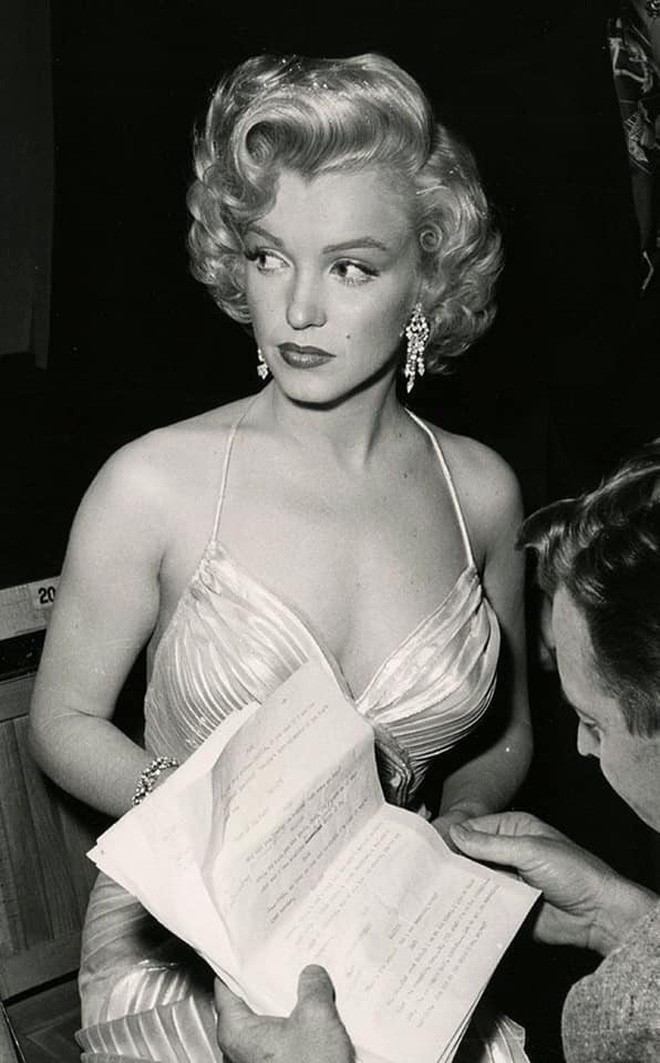 "Bom sex" Marilyn Monroe: Gu thời trang của bà đẹp từ hàng chục thập kỉ trước ảnh 7