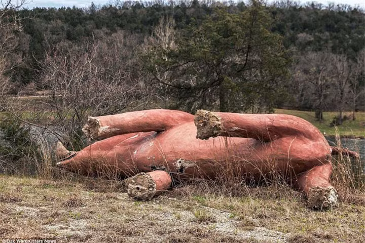 Mở cửa từ những năm 1960, trong công viên này có bản sao của hàng trăm sinh vật tiền sử.