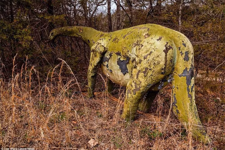 Sau một vụ hỏa hoạn nghiêm trọng năm 2005, thế giới khủng long bị đóng cửa.