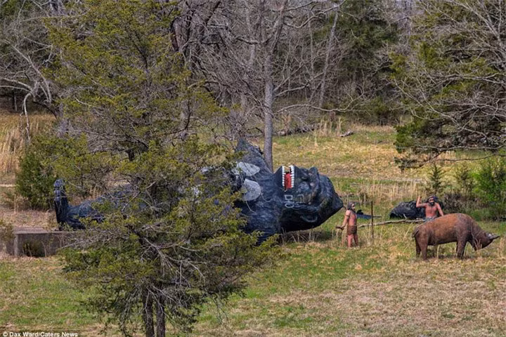 Mô hình King Kong cao 12m bị ngã lật, gần đó là những mô hình về cuộc sống của người tiền sử.