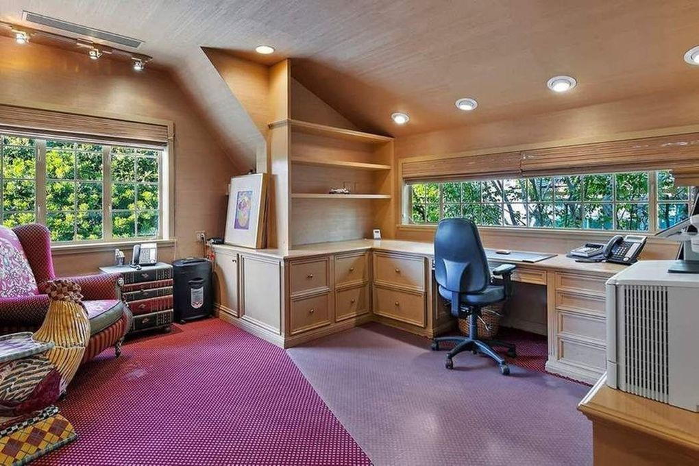 Phòng làm việc nhỏ gọn được lát gỗ để tạo cảm giác sang trọng và ấm cúng.