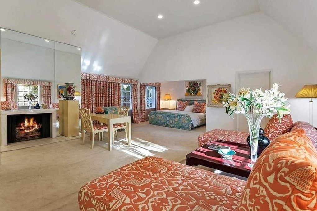 Phòng ngủ chính rộng rãi, tràn ngập ánh sáng tự nhiên, được tích hợp với một phòng tắm, khu vực tiếp khách, khu vực ăn uống, làm việc.