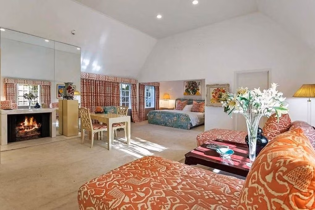 Phòng ngủ chính rộng rãi, tràn ngập ánh sáng tự nhiên, được tích hợp với một phòng tắm, khu vực tiếp khách, khu vực ăn uống, làm việc.