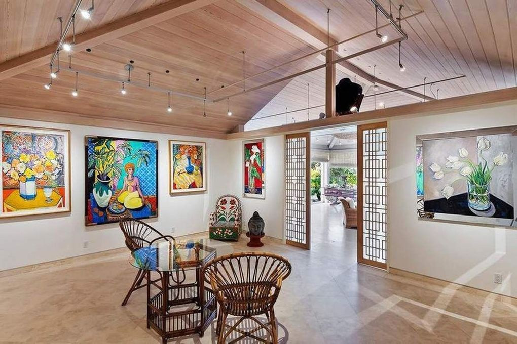 Studio nghệ thuật độc đáo, đầy màu sắc là một trong những tiện ích thú vị, nổi bật nhất của bất động sản này.