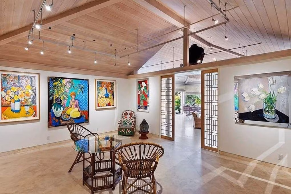 Studio nghệ thuật độc đáo, đầy màu sắc là một trong những tiện ích thú vị, nổi bật nhất của bất động sản này.