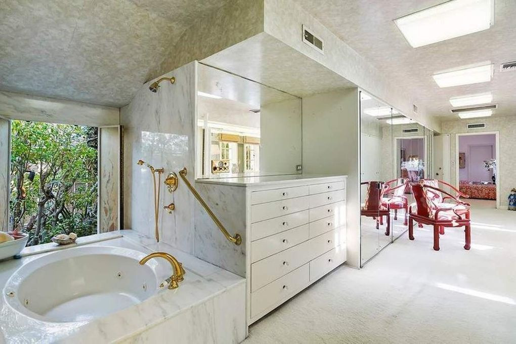 Phòng tắm chính trang nhã, được trang bị đầy đủ tiện nghi hiện đại, trông như một khu spa hào nhoáng, cao cấp.