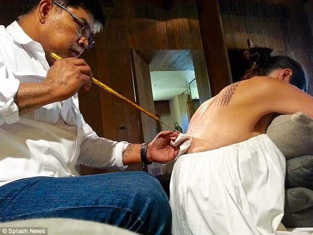 Y nghia cua gan 20 hinh xam tren co the Angelina Jolie-Hinh-13