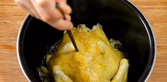 Lam ga nuong muoi ot bang noi com dien, ga mem ngot, dam da-Hinh-3