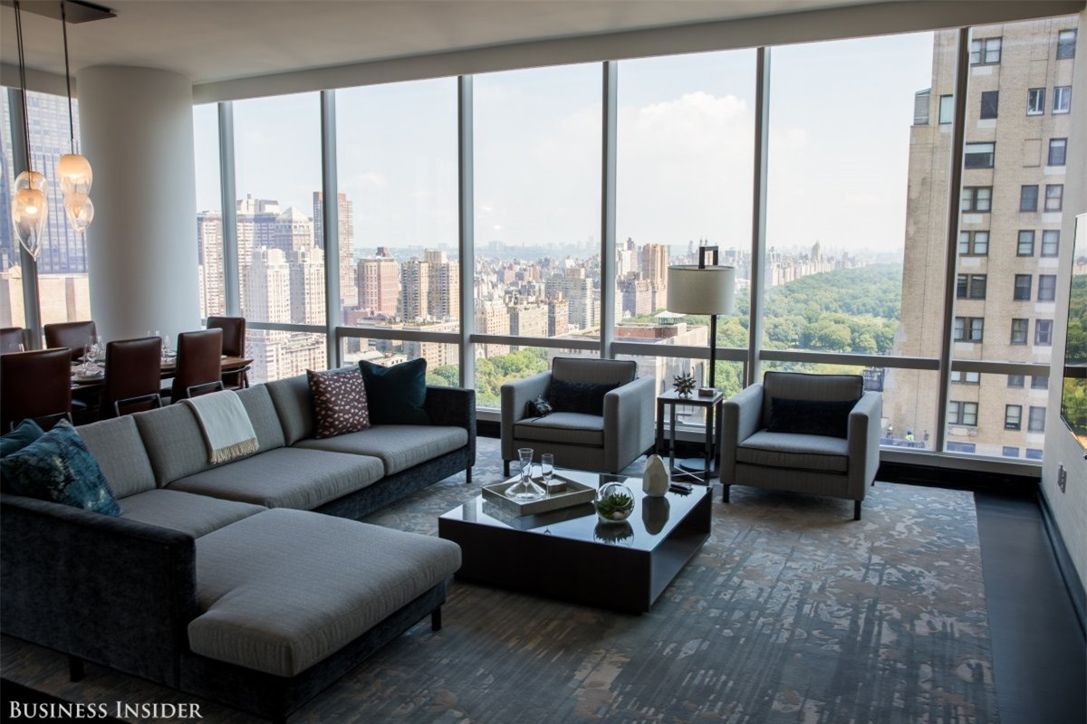 Khu trung tâm có thể thấy rõ khi lên tới tầng 38. Tất cả những căn hộ ở đây đều có cửa sổ kính từ sàn tới trần nhà nên đều có một tầm nhìn tuyệt vời và không bị che khuất khi ngắm nhìn thành phố từ trên cao.