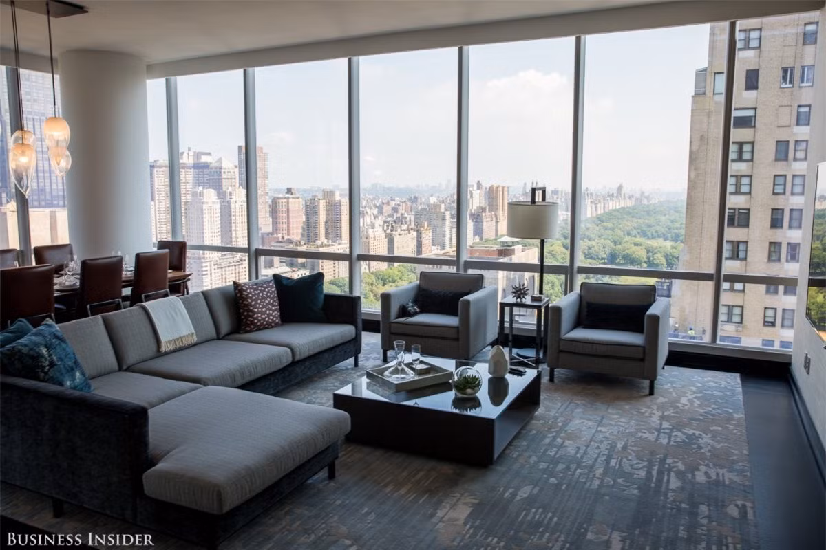 Khu trung tâm có thể thấy rõ khi lên tới tầng 38. Tất cả những căn hộ ở đây đều có cửa sổ kính từ sàn tới trần nhà nên đều có một tầm nhìn tuyệt vời và không bị che khuất khi ngắm nhìn thành phố từ trên cao.