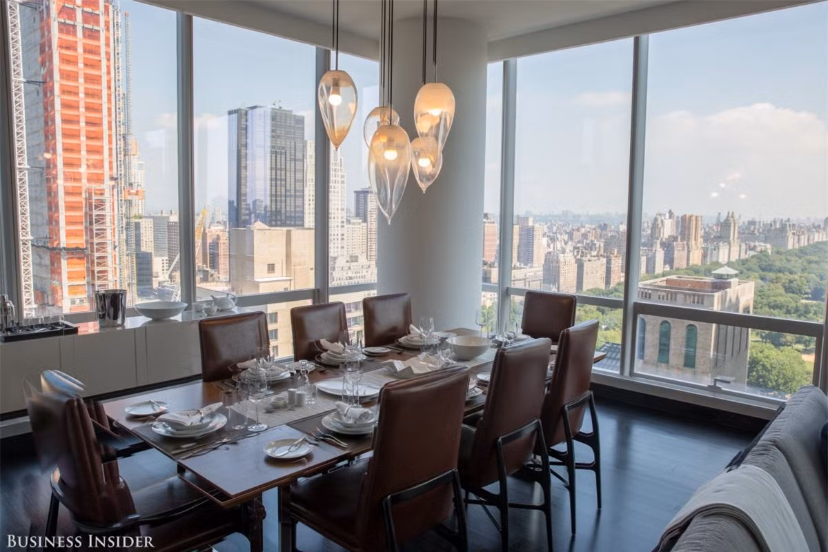  Ở đây cũng đã có sẵn máy lạnh ướp rượu vang, những dụng cụ làm bếp chất lượng cao, bàn ăn đã được sắp xếp và một vị trí tuyệt với để ngắm nhìn Công viên trung tâm Central Park.