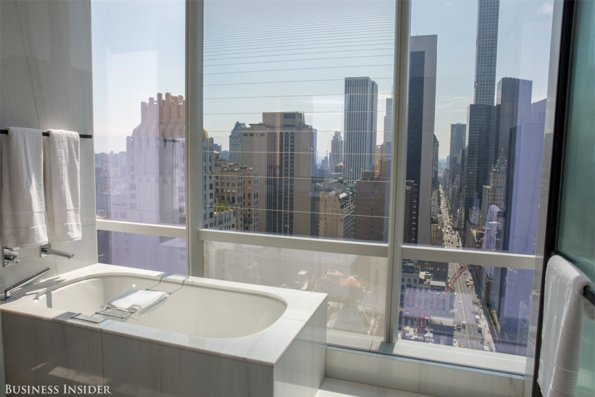  Từ phía bắc của tòa nhà có thể trông thấy Công viên trung tâm (Central Park) trong khi phía nam là trung tâm Manhattan luôn bận rộn. Sông Hudson và sông East đều có thể được nhìn thấy từ tòa nhà.