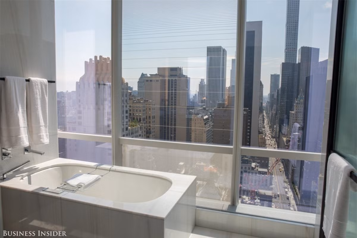  Từ phía bắc của tòa nhà có thể trông thấy Công viên trung tâm (Central Park) trong khi phía nam là trung tâm Manhattan luôn bận rộn. Sông Hudson và sông East đều có thể được nhìn thấy từ tòa nhà.