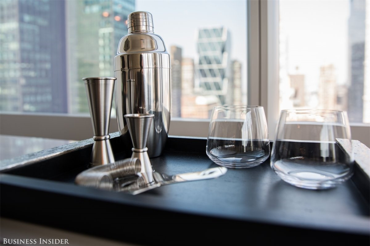 Một căn hộ khi trao cho chủ sở hữu sẽ có mọi thứ từ xoong, chảo trong nhà bếp tới các đồ dùng thủy tinh, ga trải giường, khăn tắm và thậm chí cả một chiếc áo choàng lông mềm mại trắng tinh treo sẵn trong nhà tắm.